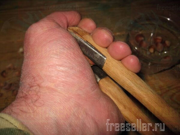 Самодельные компактные щипцы для мелких орехов