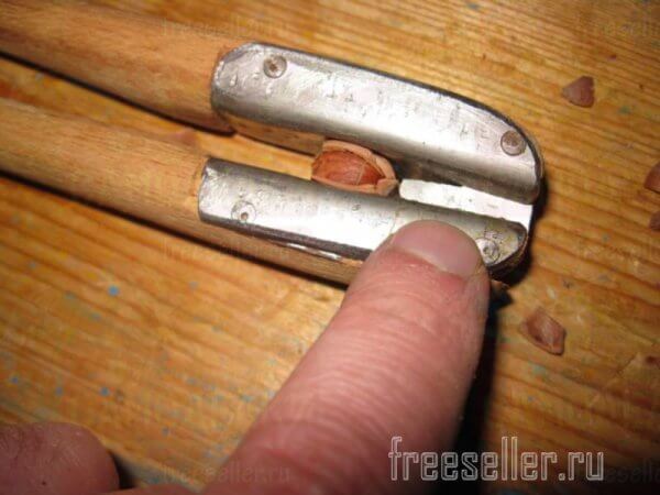 Самодельные компактные щипцы для мелких орехов