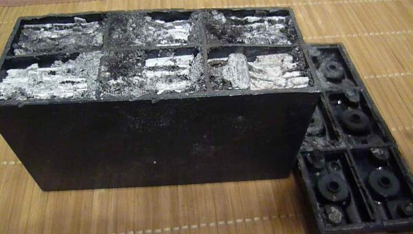 Не выбрасывайте не рабочий аккумулятор от компьютерного бесперебойника ИБП (UPS), из него можно сделать нужную самоделку