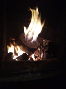 Делаю уголь для мангала, пока топлю котел или печь в бане