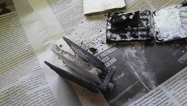 Не выбрасывайте не рабочий аккумулятор от компьютерного бесперебойника ИБП (UPS), из него можно сделать вполне работоспособный аккумулятор. Отпиливаем верхнюю крышку и аккуратно достаем пакеты пластин.