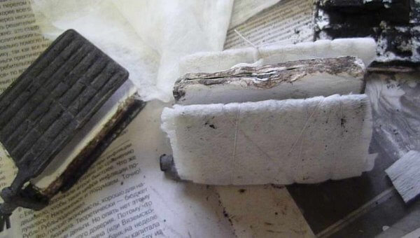 Не выбрасывайте не рабочий аккумулятор от компьютерного бесперебойника ИБП (UPS), из него можно сделать вполне работоспособный аккумулятор. Отпиливаем верхнюю крышку и аккуратно достаем пакеты пластин.