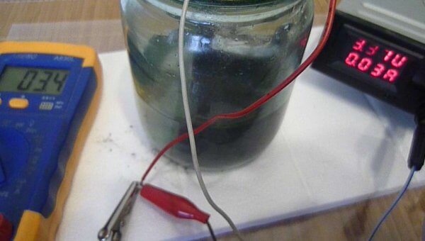 Не выбрасывайте не рабочий аккумулятор от компьютерного бесперебойника ИБП (UPS), из него можно сделать вполне работоспособный аккумулятор. Отпиливаем верхнюю крышку и аккуратно достаем пакеты пластин.