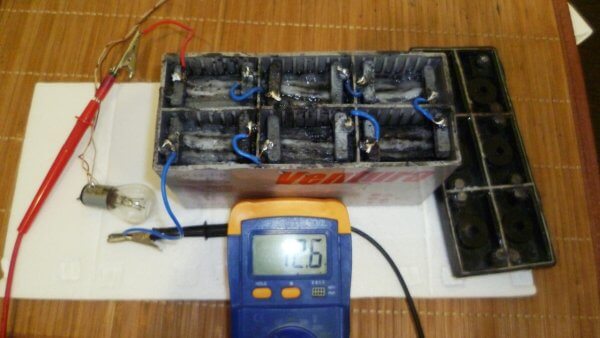 Не выбрасывайте не рабочий аккумулятор от компьютерного бесперебойника ИБП (UPS), из него можно сделать вполне работоспособный аккумулятор. Отпиливаем верхнюю крышку и аккуратно достаем пакеты пластин.
