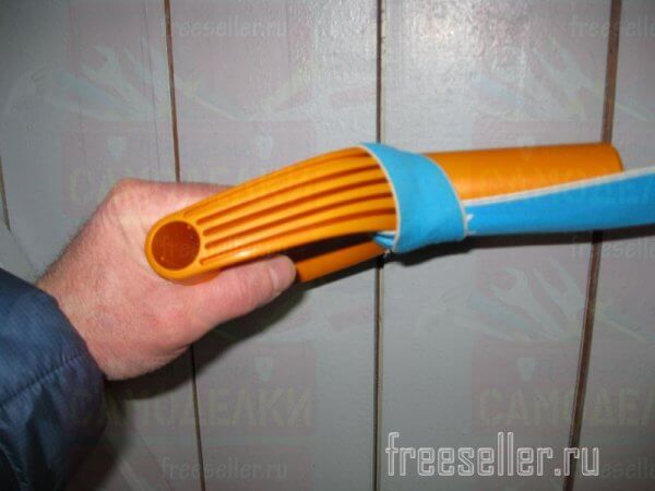 Ручной эспандер из резиновой ленты и ручек для лопаты своими руками