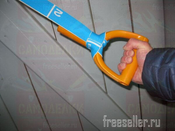 Ручной эспандер из резиновой ленты и ручек для лопаты своими руками