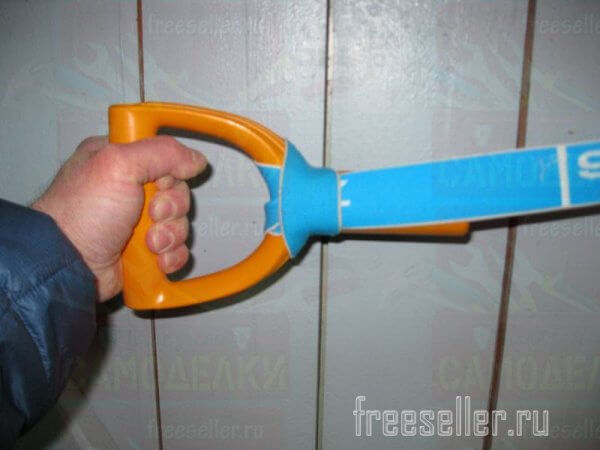 Ручной эспандер из резиновой ленты и ручек для лопаты своими руками