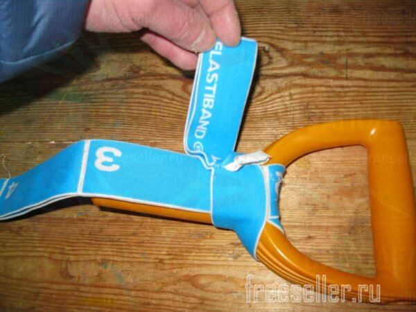 Ручной эспандер из резиновой ленты и ручек для лопаты своими руками