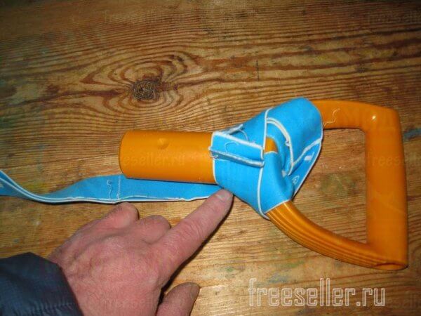 Ручной эспандер из резиновой ленты и ручек для лопаты своими руками