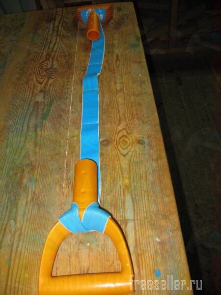 Ручной эспандер из резиновой ленты и ручек для лопаты своими руками