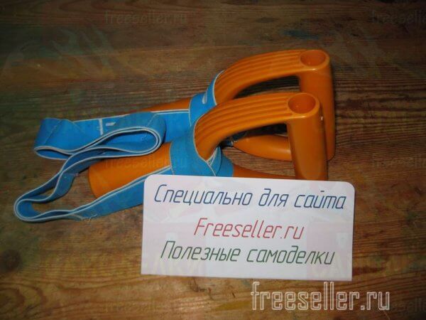 Ручной эспандер из резиновой ленты и ручек для лопаты своими руками