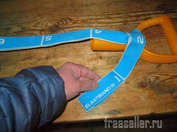 Ручной эспандер из резиновой ленты и ручек для лопаты своими руками