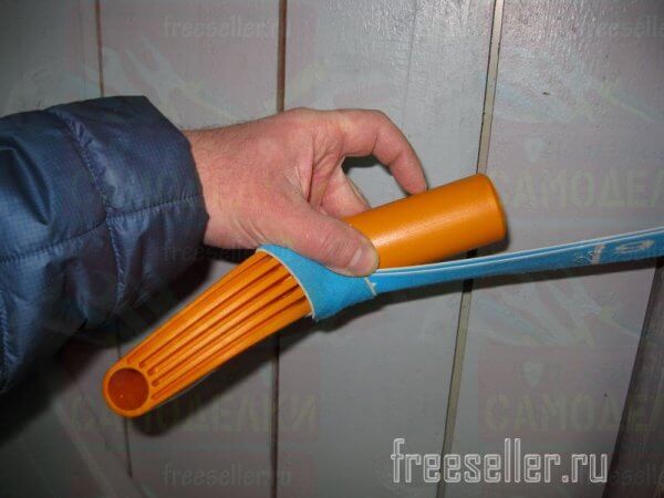 Ручной эспандер из резиновой ленты и ручек для лопаты своими руками