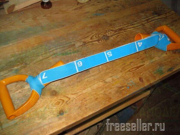 Ручной эспандер из резиновой ленты и ручек для лопаты своими руками