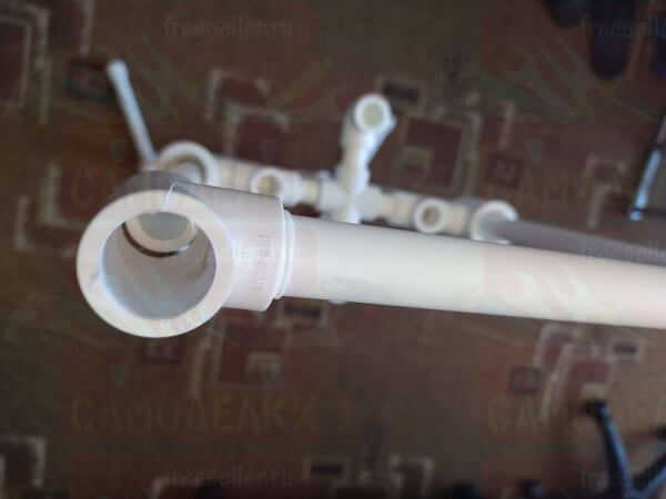 Самодельная стойка для диспенсера из полипропиленовых труб