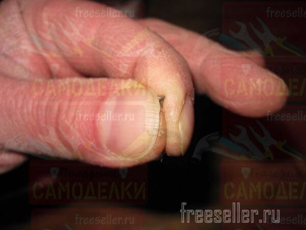 Как неудобно держать маленькие гвоздики в пальцах