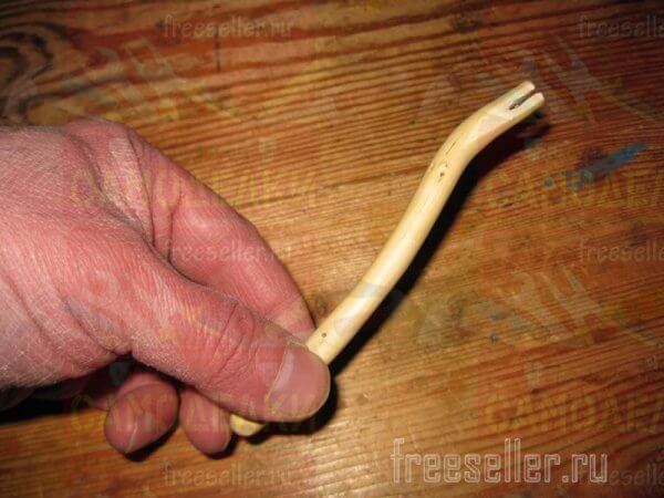 Простое приспособление для удобного и безопасного забивания маленьких гвоздиков