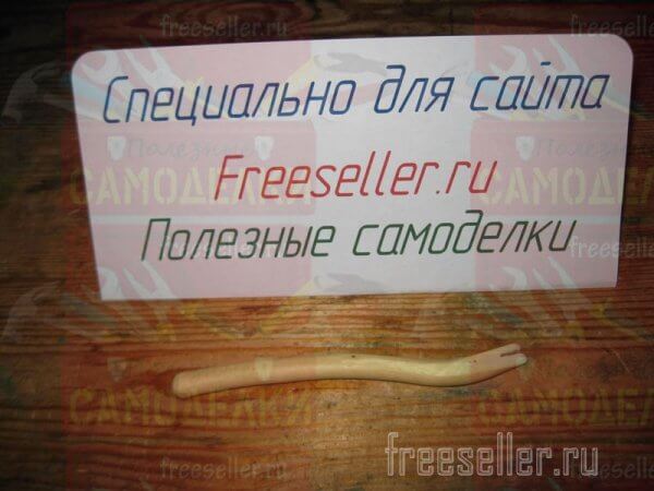 Простое приспособление для удобного и безопасного забивания маленьких гвоздиков