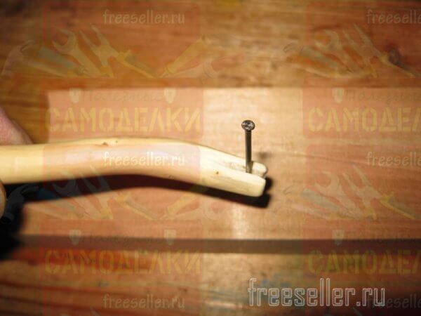 Простое приспособление для удобного и безопасного забивания маленьких гвоздиков