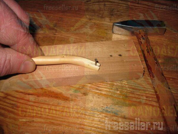 Простое приспособление для удобного и безопасного забивания маленьких гвоздиков