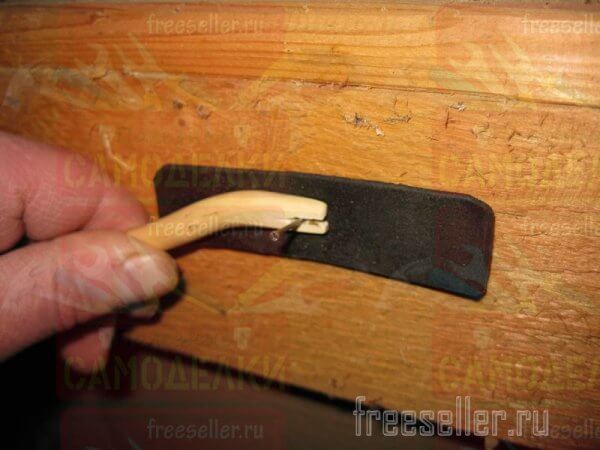 Простое приспособление для удобного и безопасного забивания маленьких гвоздиков