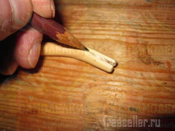 Простое приспособление для удобного и безопасного забивания маленьких гвоздиков