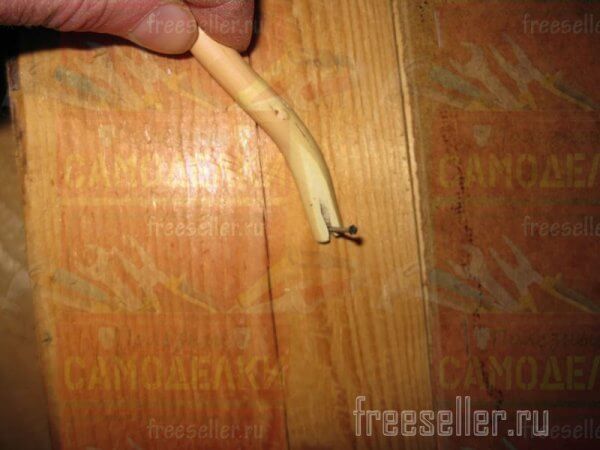 Простое приспособление для удобного и безопасного забивания маленьких гвоздиков