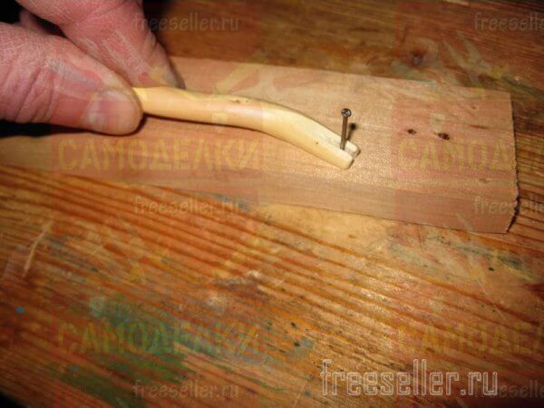 Простое приспособление для удобного и безопасного забивания маленьких гвоздиков
