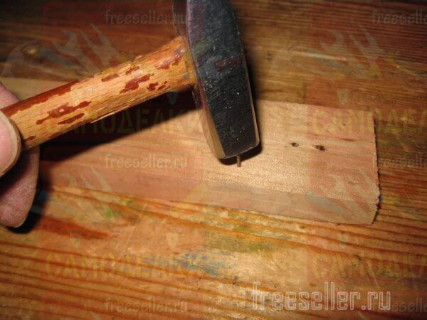 Простое приспособление для удобного и безопасного забивания маленьких гвоздиков