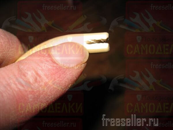 Простое приспособление для удобного и безопасного забивания маленьких гвоздиков