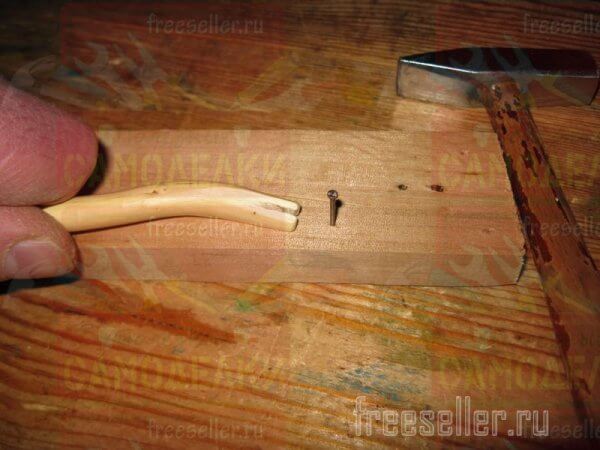 Простое приспособление для удобного и безопасного забивания маленьких гвоздиков