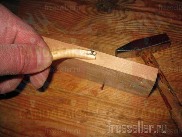 Простое приспособление для удобного и безопасного забивания маленьких гвоздиков