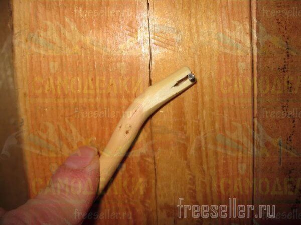 Простое приспособление для удобного и безопасного забивания маленьких гвоздиков