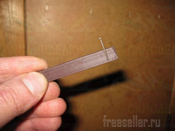 Еще одно приспособление для удобного забивания маленьких гвоздиков