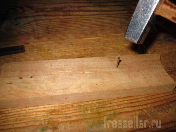 Еще одно приспособление для удобного забивания маленьких гвоздиков