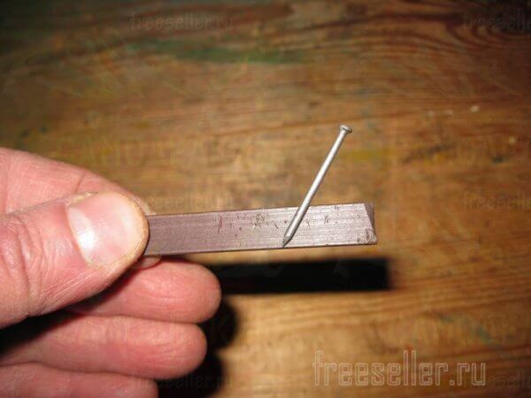 Еще одно приспособление для удобного забивания маленьких гвоздиков