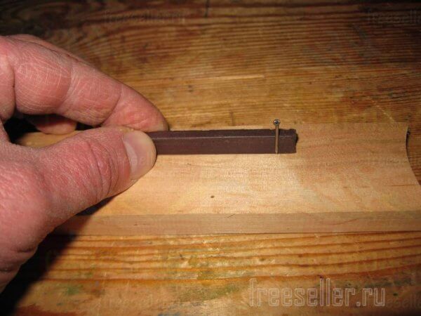 Еще одно приспособление для удобного забивания маленьких гвоздиков