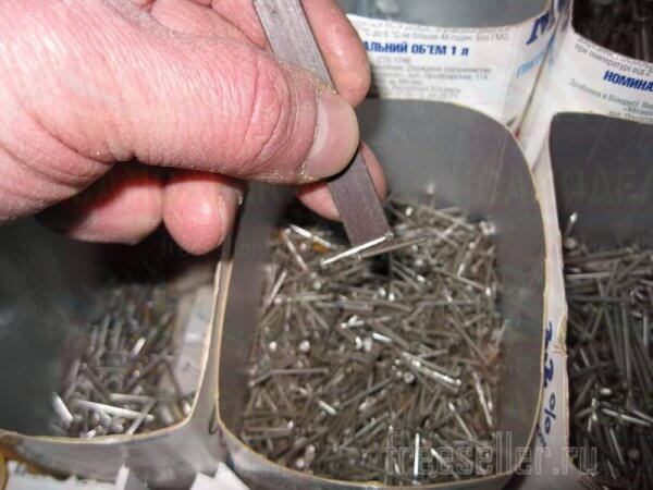 Еще одно приспособление для удобного забивания маленьких гвоздиков