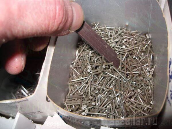 Еще одно приспособление для удобного забивания маленьких гвоздиков