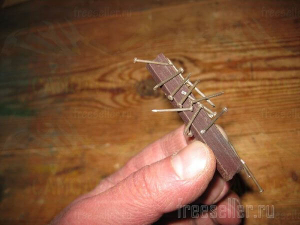 Еще одно приспособление для удобного забивания маленьких гвоздиков