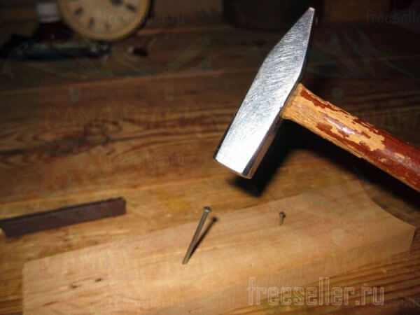 Еще одно приспособление для удобного забивания маленьких гвоздиков