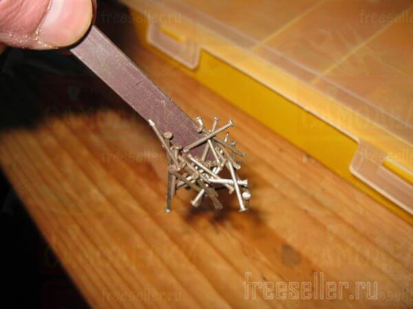 Еще одно приспособление для удобного забивания маленьких гвоздиков