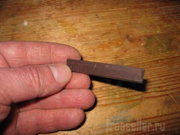 Еще одно приспособление для удобного забивания маленьких гвоздиков