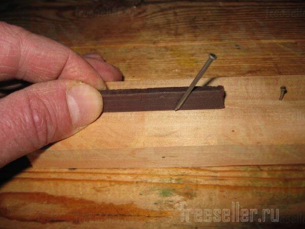 Еще одно приспособление для удобного забивания маленьких гвоздиков