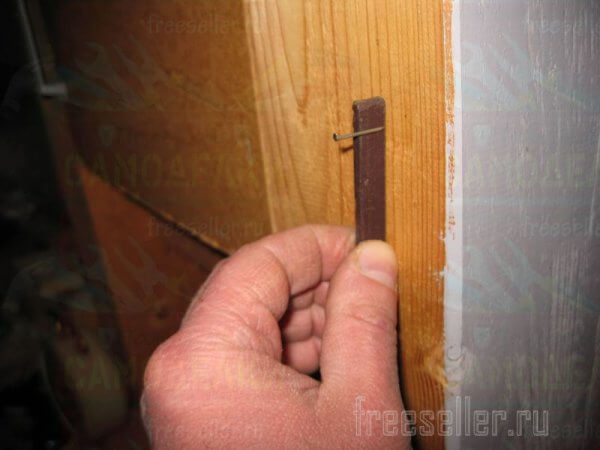 Еще одно приспособление для удобного забивания маленьких гвоздиков