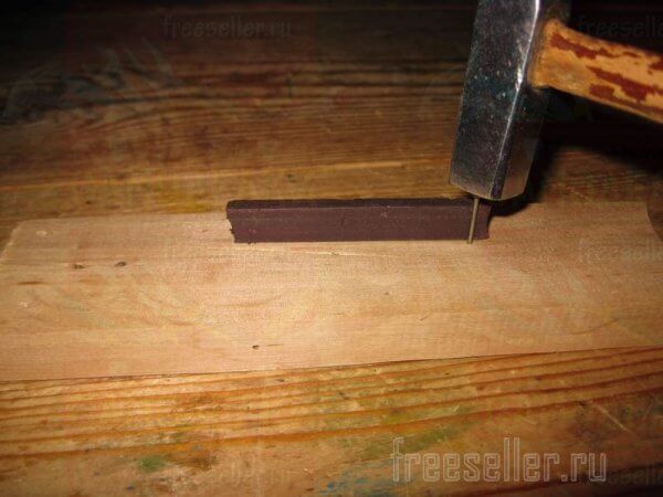 Еще одно приспособление для удобного забивания маленьких гвоздиков