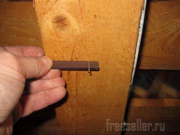 Еще одно приспособление для удобного забивания маленьких гвоздиков