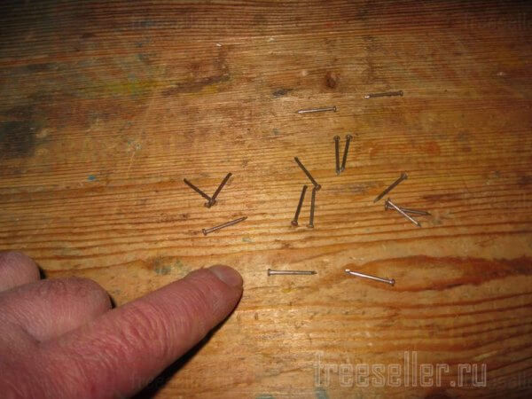 Еще одно приспособление для удобного забивания маленьких гвоздиков