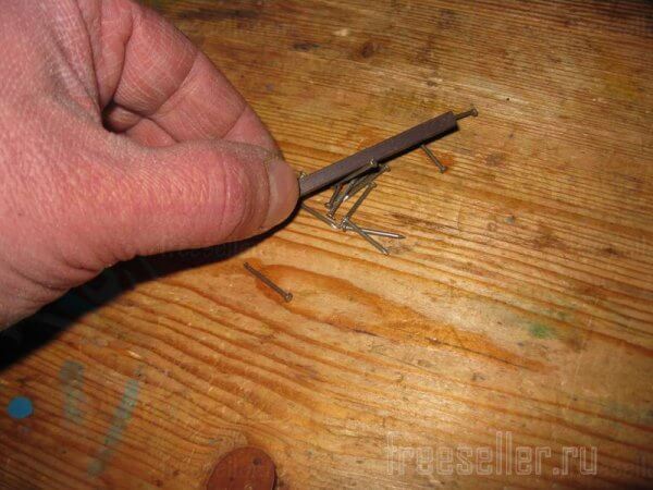 Еще одно приспособление для удобного забивания маленьких гвоздиков