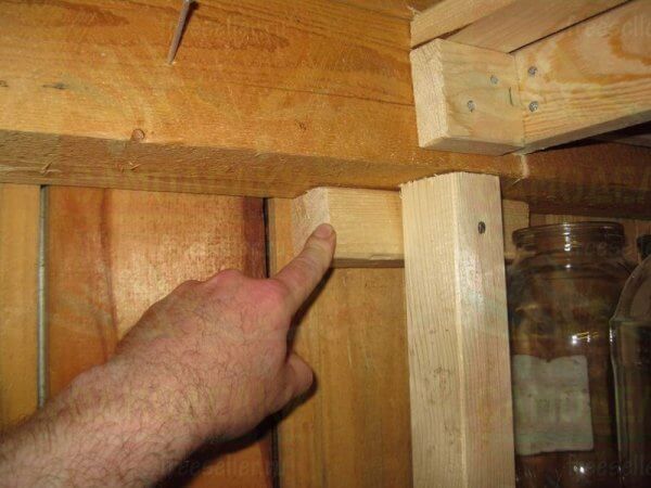 Вместительный самодельный стеллаж для сарая